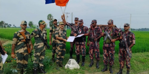 সীমান্তে কাঁটাতার পেরিয়ে বাবার মুখ দেখলো মেয়ে মিতু মন্ডল